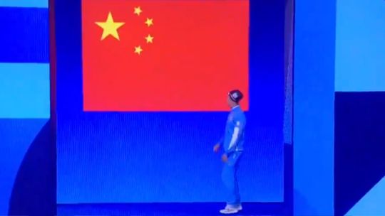 La nadadora argentina Macarena Ceballos fue presentada con la bandera de China en los Juegos Olímpicos