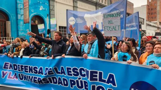 Docentes: sin acuerdo, el Gobierno decretó un aumento y la UEPC ratificó el paro